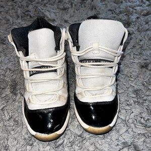 2011 jordan 11 concords size 2y ( no box )
